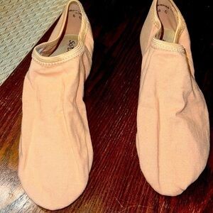 SoDANCA PEACH/pink ballerina soft shoes size 8 new , no tags
